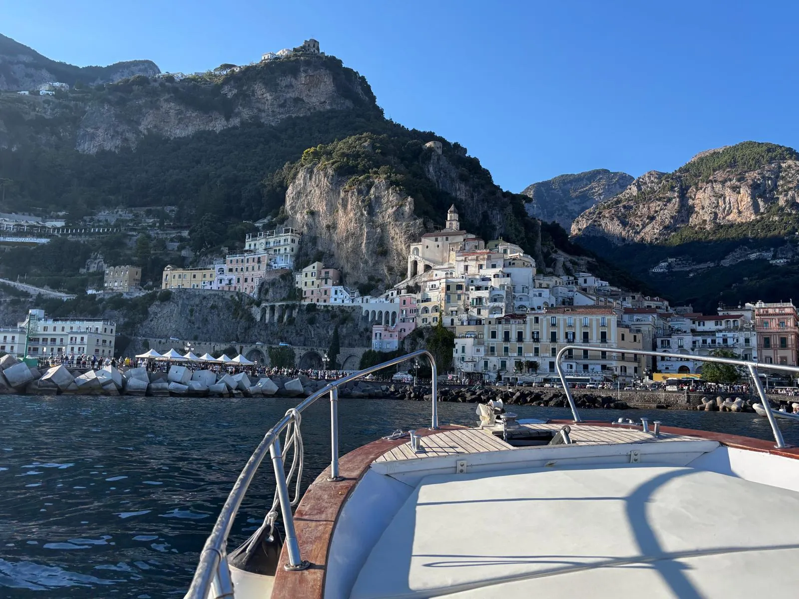 Panorama del borgo di Amalfi visto dalla prua di una barca